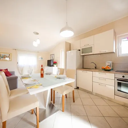 Apartments 150 M From Beach With Parking Ae1435 Zadar