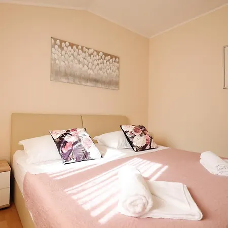 Apartments 150 M From Beach With Parking Ae1435 * Zadar